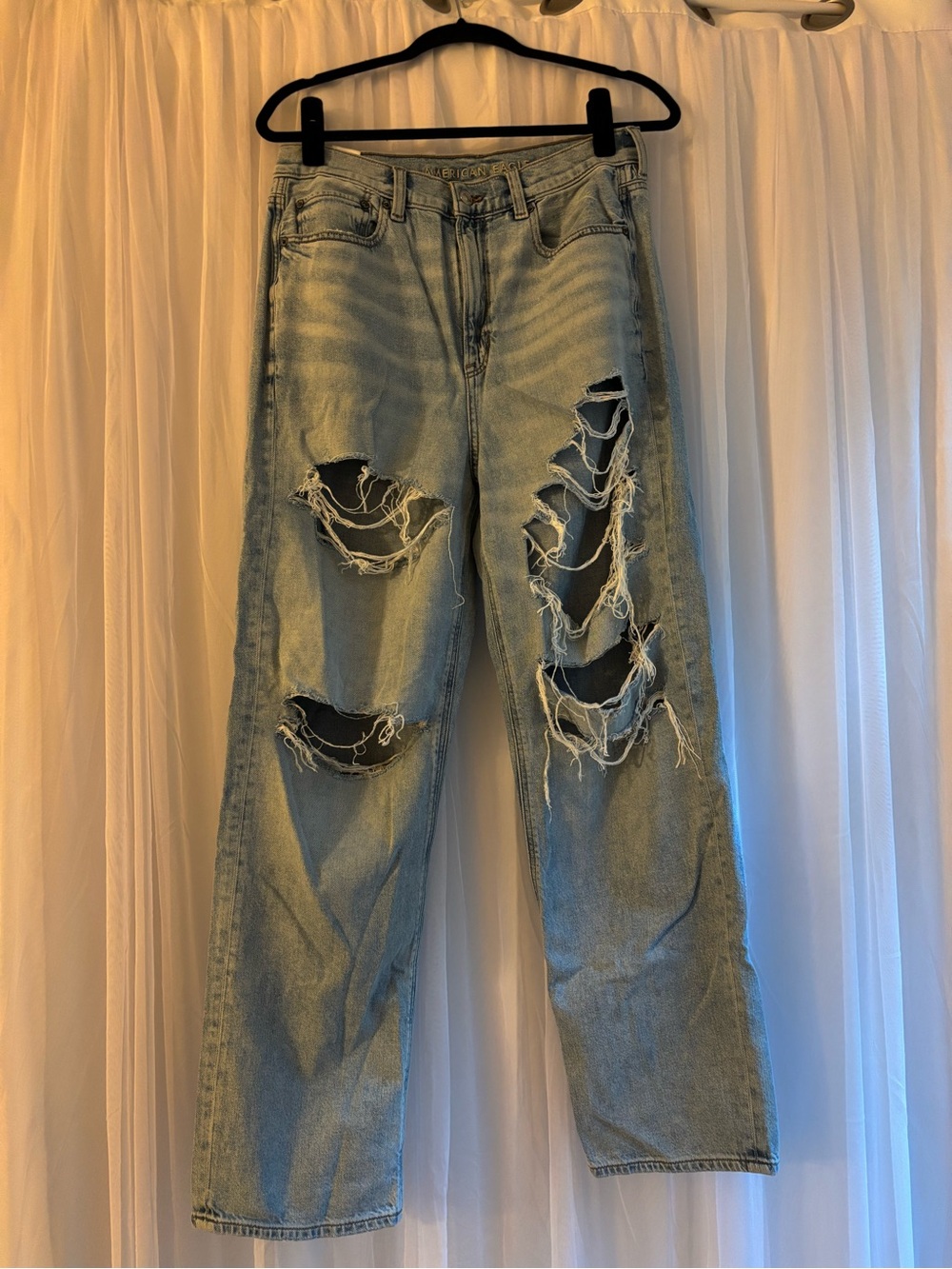 American Eagle Outfitters distressed blue baggy jeans